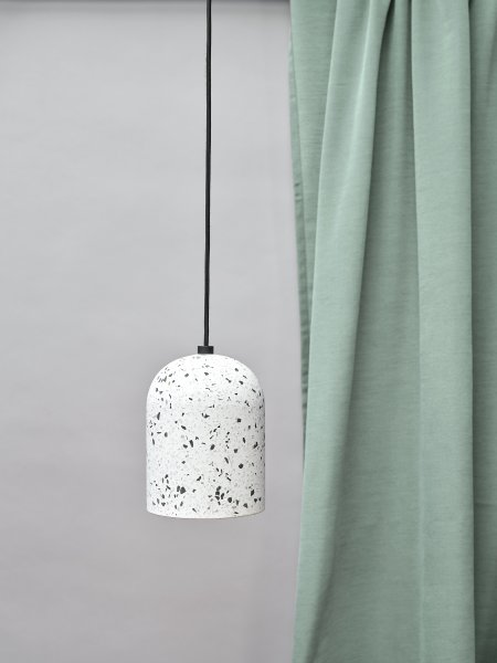 Zoom billede af Pill Ø15 Hvid loftslampe Fra Osram - &Ouml;ppningen i botten g&ouml;r att du f&aring;r ett bl&auml;ndfritt ljus riktat ner&aring;t.