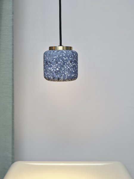 Terrazzo Ball Ø10 Blå loftslampe Fra Ledvance - Detaljerna i m&auml;ssing bidrar med en elegans till rummet.