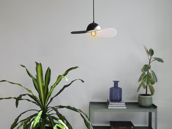 Felt Hat Ø50 Mørkegrå loftslampe Fra Ledvance - Felt Hat &auml;r en vacker pendel med sk&auml;rm formad som en hatt gjord av filt, vilket ger en fin och varm ljusspridning i rummet.