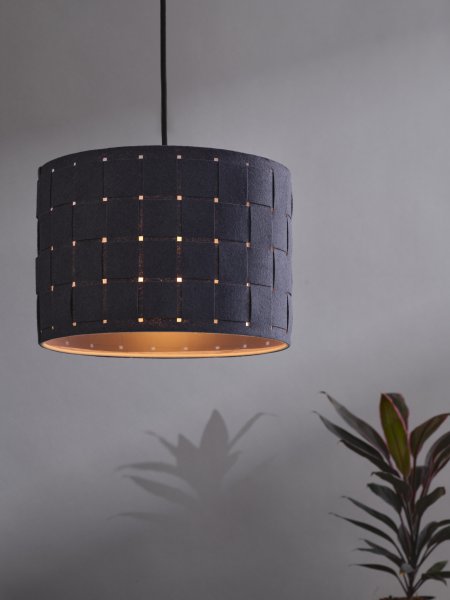 Felt Weaving Ø28 Mørkegrå loftslampe Fra Ledvance - Dekorativ pendel med sk&auml;rm gjord av fl&auml;tad filt vilket ger en fin och varm ljusspridning i rummet.