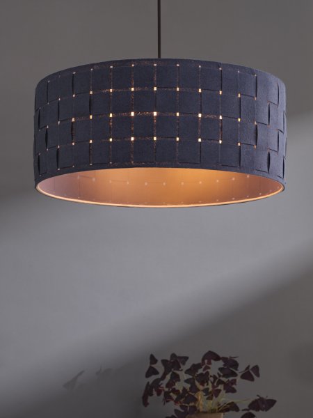 Felt Weaving Ø48 Mørkegrå loftslampe Fra Ledvance - Dekorativ pendel med sk&auml;rm gjord av fl&auml;tad filt vilket ger en fin och varm ljusspridning i rummet.
