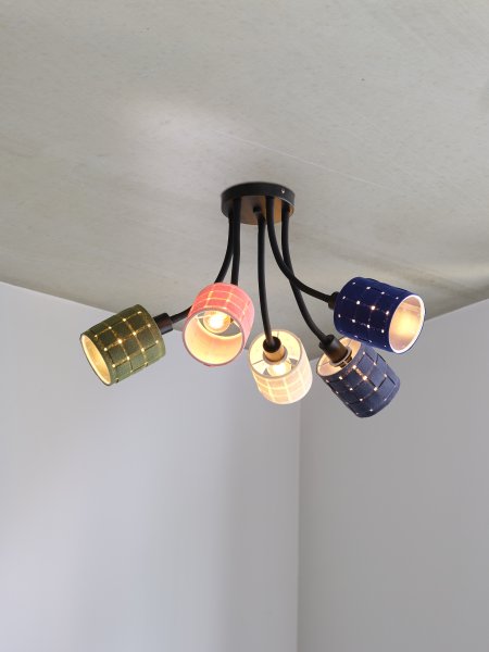 Felt Weaving Cans 63cm Flerfarvet plafond Fra Ledvance - Varje arm har en sk&auml;rm av fl&auml;tad filt vilket ger en fin och varm ljusspridning i rummet.