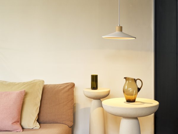 Plaster Wood Ø32 Hvid loftslampe Fra Ledvance - Den dekorative skærm støbt i gips giver en fin spredning af lys i rummet.