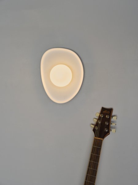 Plaster Nest 26cm Hvid væglampe Fra Ledvance - Glaskupan i opal som omfamnar ljusk&auml;llan skapar ett fint och bl&auml;ndfritt ljus i rummet.