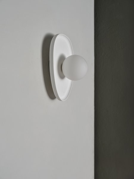 Plaster Nest 26cm Hvid væglampe Fra Ledvance - Glaskupan i opal som omfamnar ljusk&auml;llan skapar ett fint och bl&auml;ndfritt ljus i rummet.