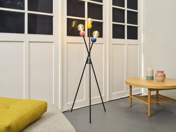 Bubble Flerfarvet gulvlampe Fra Ledvance - Bubble er en unik gulvlampe med dejlige farver i et legende design.