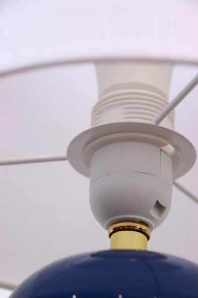 Muschi 36cm Blå bordlampe Fra Nordic Lighting - Muschi bordlampen har en bl&aring;, blank keramisk base med bl&oslash;dt afrundede former og en hvid linnedsk&aelig;rm.
