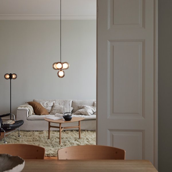 Discus Sort gulvlampe Fra CO Bankeryd - De opalglaskupler er indkapslet i røget glas, der giver et varmt dekorativt lys i rummet.