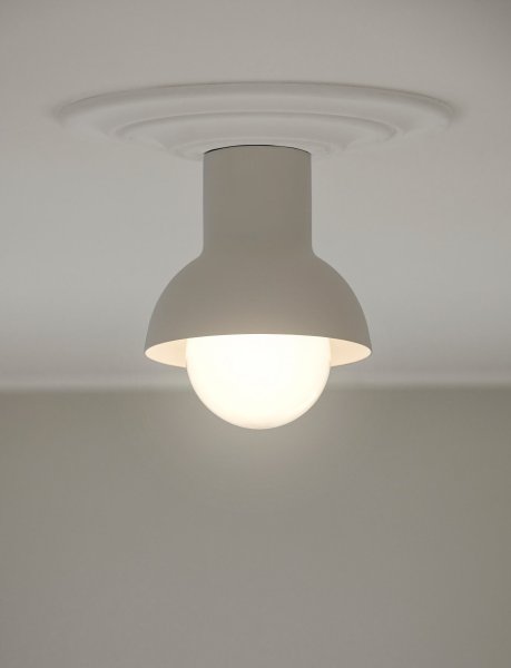 Down Ø20 Beige plafond Fra CO Bankeryd - Down plafond har et ungdommeligt og skandinavisk design, der med sit atmosf&aelig;riske lys passer perfekt ind i gangen eller k&oslash;kkenet.