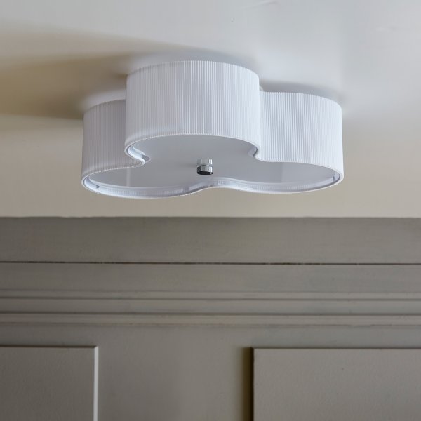 Kolme Ø70 Hvid plafond Fra CO Bankeryd - For dem af jer, der leder efter en lampe med karakter og stil, er Kolme et ideelt valg &ndash; en midlertidig dekoration til dit loft.