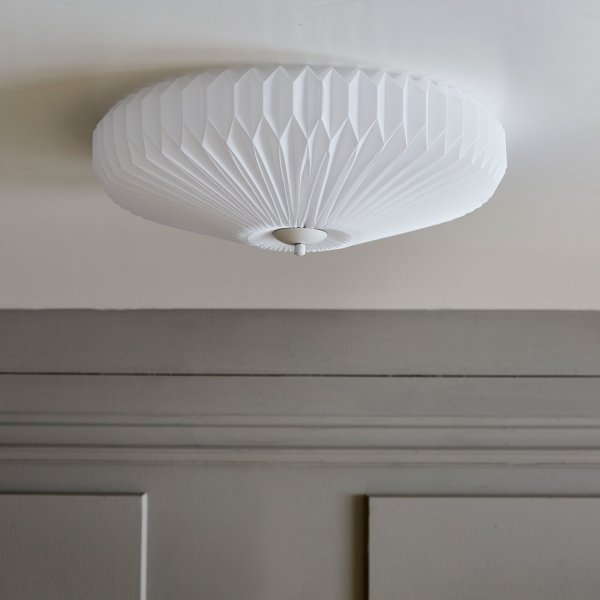 Linn Ø70 Hvid plafond Fra CO Bankeryd - Linn er et ideelt valg for dem, der leder efter en dekorativ og funktionel belysningsl&oslash;sning, der giver dit loft et kunstnerisk l&oslash;ft.