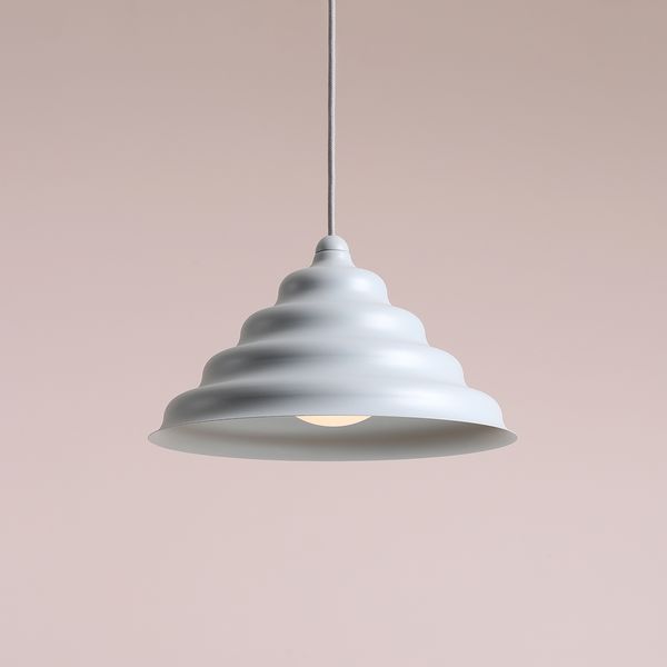 Wave Ø30 Blå loftslampe Fra Artera - Den forvitrede skærm af metal i en mat grå bl&aring; farve giver en flot spredning af lyset nedad, hvilket gør den perfekt til at hænge over spisebordet eller køkkenet.