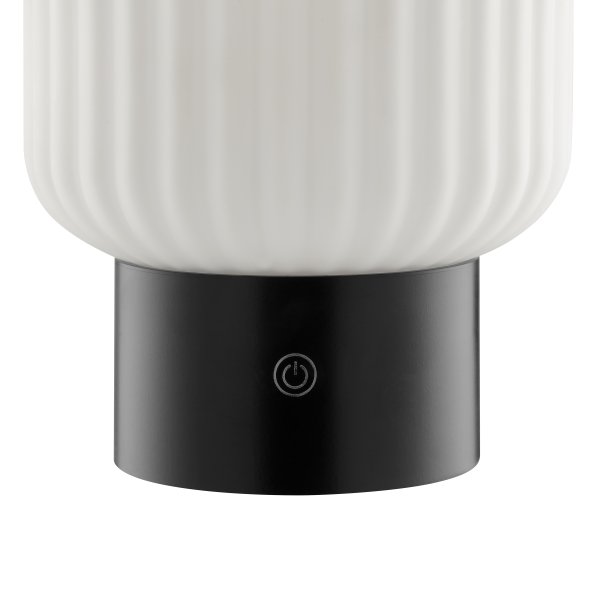 Sarastro 14cm Sort bærbar Fra Brilliant - Sarastro er en bærbar og genopladelig lampe lavet af glas og plastik med et moderne udtryk og et stilfuldt design.