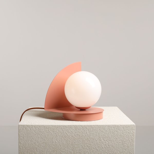 Loop 20cm Koral bordlampe Fra Artera - Loop er en moderne bordlampe med retro design i en flot koralrosa farve.