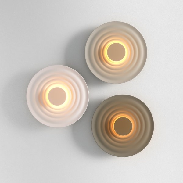 Nami Ø40 Brun væglampe Fra Maytoni - Den er lavet af metal med en elegant brun finish og skaber et stilfuldt præg, der passer lige så godt i entreen som i stuen eller køkkenet.