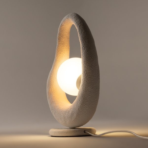 Opus 38cm Hvid bordlampe Fra Maytoni - Metalbasen med realistisk stenimitation i hvid giver lampen et robust og samtidig elegant udtryk.