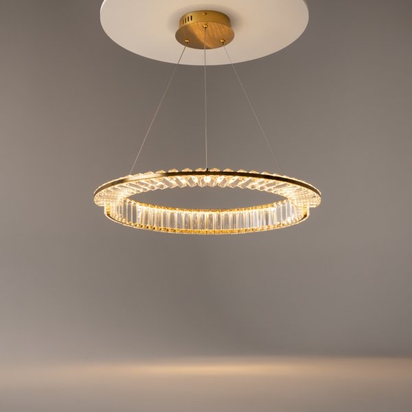 Krone Ø62 Messing loftslampe Fra Maytoni - Med sin generøse diameter på 62 cm bliver den et luksuriøst blikfang i hjemmet og spreder et varmt og stemningsfuldt lys.
