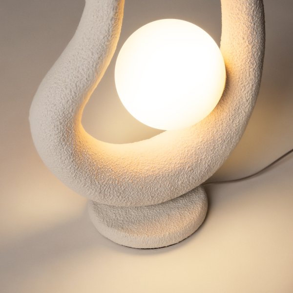 Opus 38cm Hvid bordlampe Fra Maytoni - Metalbasen med realistisk stenimitation i hvid giver lampen et robust og samtidig elegant udtryk.