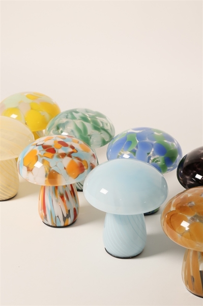 Mushy 17cm RØD bærbar Fra Eja - Fremstillet af håndblæst glas med levende røde, hvide og mintgrønne toner, spreder det et blødt og behageligt lys for en hyggelig atmosfære.