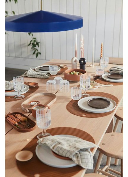 Hatto Ø65 Blå loftslampe Fra OYOY - Hatto-pendlen i blå har et stilfuldt design med en mat finish, elegante messingdetaljer og en tekstilledning.