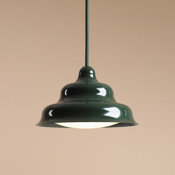 Wave Ø17 Mørkegrøn loftslampe Fra Artera - Den robuste skærm af metal i en mørkegrøn farve giver en flot spredning af lyset nedad, hvilket gør den perfekt til at hænge over spisebordet eller køkkenet.