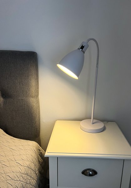 Idre 52cm Hvid skrivebordslampe Fra Aneta Lighting - Idre bordlampe har et klassisk design i hvidlakeret metal med en kromfarvet dekorativ ring.