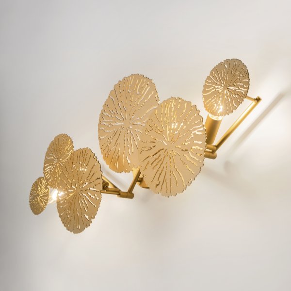 Lovetann 77cm Guld væglampe Fra Maytoni - Lovetann er et visuelt højdepunkt, der transformerer interiøret med sit blomstermønster og lysmønster.