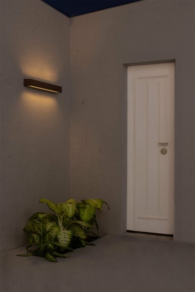 Doro Brun udendørslampe Fra Faro Barcelona - Med en effekt p&aring; 28W projicerer lyset fra begge sider og giver elegant og funktionel belysning til udend&oslash;rsmilj&oslash;er.