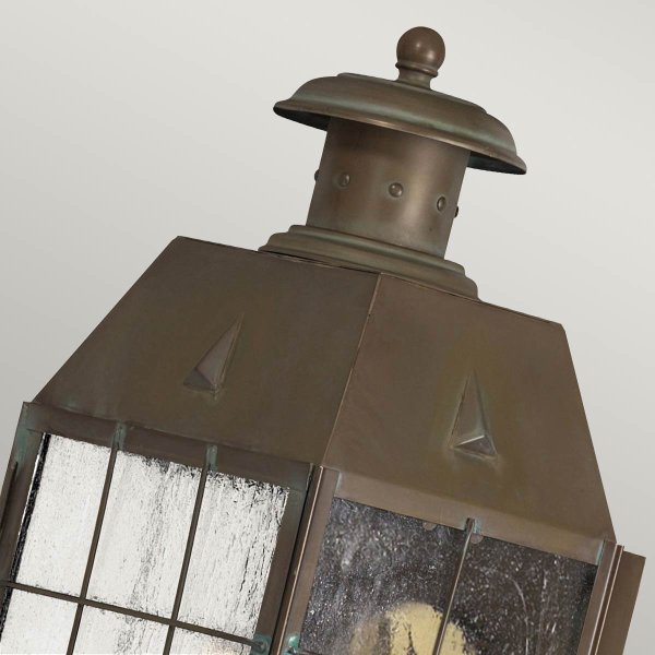 Nantucket 42cm Antik messing udendørslampe Fra Elstead Lighting - Tillverkad av massiv m&auml;ssing och glas, erbjuder den en robust och elegant konstruktion som &aring;ldras vackert &ouml;ver tid.