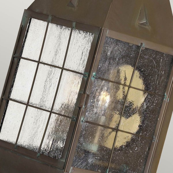 Nantucket 42cm Antik messing udendørslampe Fra Elstead Lighting - Tillverkad av massiv m&auml;ssing och glas, erbjuder den en robust och elegant konstruktion som &aring;ldras vackert &ouml;ver tid.