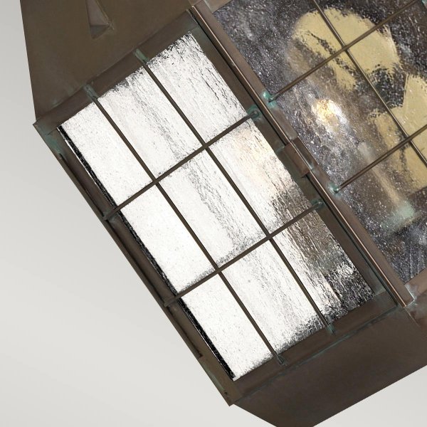 Nantucket 42cm Antik messing udendørslampe Fra Elstead Lighting - Tillverkad av massiv m&auml;ssing och glas, erbjuder den en robust och elegant konstruktion som &aring;ldras vackert &ouml;ver tid.