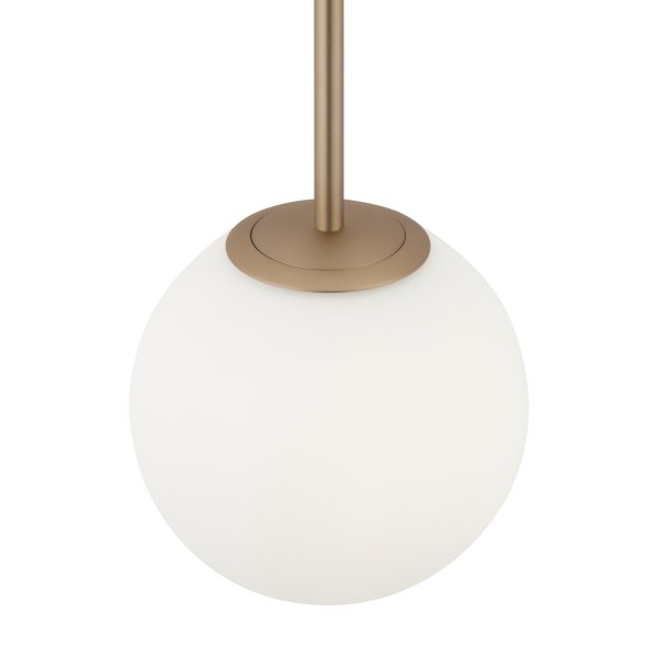 Basic form Ø18 Guld loftslampe Fra Maytoni - Med sin bløde opalglaskugle og et smalt metallisk armatur i guldfinish giver lampen et smukt og behageligt lys, der passer perfekt i både moderne og klassiske indretningsstile.