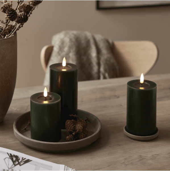 LED Bloklys Flamme Flow Grøn Fra Star Trading - Den har en timerfunktion og n&aring;r kontakten er t&aelig;ndt; timertilstanden t&aelig;nder lyset i 6 timer, 18 timer slukket, gentagne gange med en smuk realistisk flamme i varm hvid.