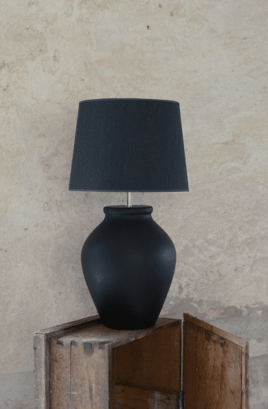 Casagrande 40cm Sort lampefod Fra Hallbergs - Den runde form og sorte farve skaber en hyggelig atmosfære i rummet.