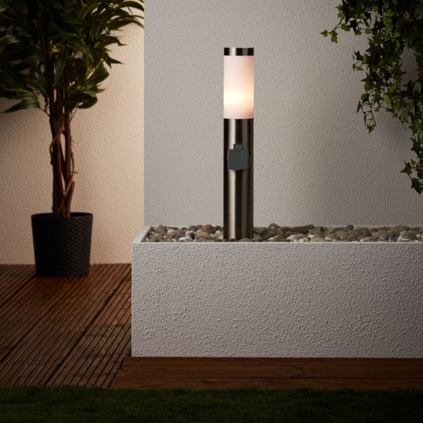 Chorus 50cm Stål pullerter Fra Brilliant - Den er nem at installere, hvor der allerede er en base, og har også en integreret stikkontakt, der gør det muligt at tilslutte haveredskaber eller andet udstyr.