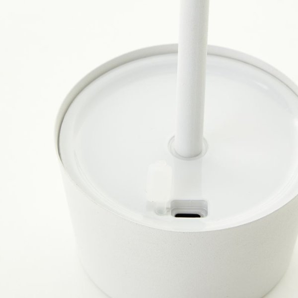 Jona 25cm Hvid bærbar Fra Brilliant - Jona er en lille b&aelig;rbar bordlampe lavet af hvidmetal.