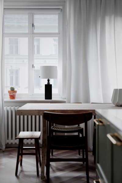 Woody 56cm Sort bordlampe Fra By Rydéns - Den hvide sk&aelig;rm giver en fin spredning af lys i rummet.