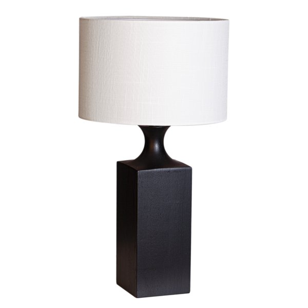 Woody 56cm Sort bordlampe Fra By Rydéns - Den hvide sk&aelig;rm giver en fin spredning af lys i rummet.