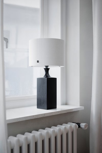 Woody 56cm Sort bordlampe Fra By Rydéns - Den hvide sk&aelig;rm giver en fin spredning af lys i rummet.