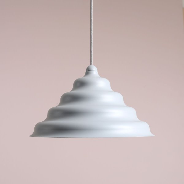 Wave Ø30 Blå loftslampe Fra Artera - Den forvitrede skærm af metal i en mat grå bl&aring; farve giver en flot spredning af lyset nedad, hvilket gør den perfekt til at hænge over spisebordet eller køkkenet.