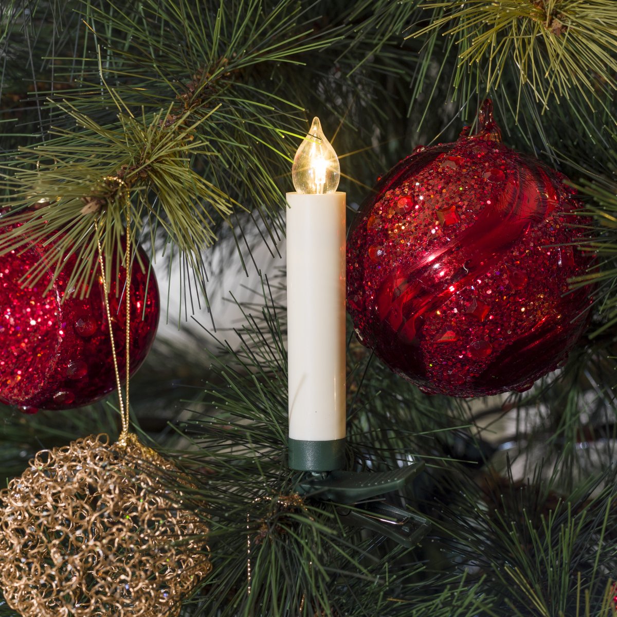 Batteridrevet juletræsbelysning 10LED Hvid Fra Konstsmide - Denne batteridrevne juletr&aelig;sbelysning med 10 lys skaber en stemningsfuld stemning i tr&aelig;et med sit varme gule sk&aelig;r.