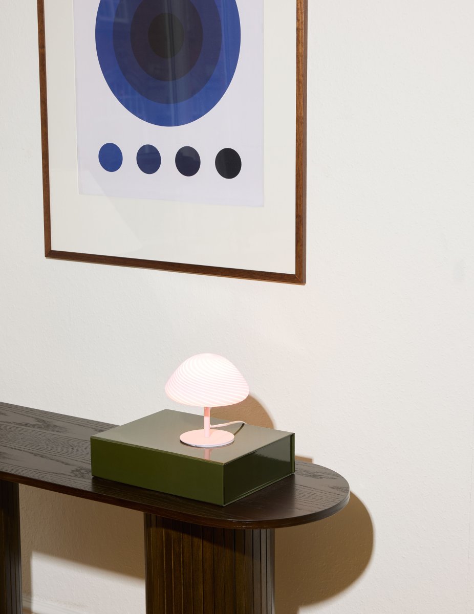 Mini Mush 17cm Lyserød bordlampe Fra Halo Design - Den unikke, vægformede skærm giver en blød og behagelig lysspredning, perfekt til at skabe en hyggelig atmosfære i ethvert rum.