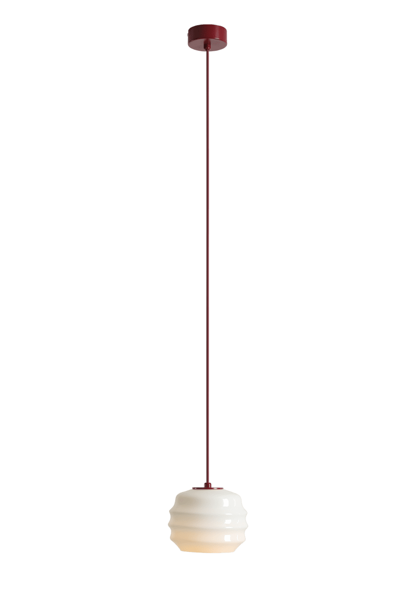 Puff Ø16 Bourgogne loftslampe Fra Artera - Puff spreder et blødt og behageligt lys, der bidrager til en hyggelig atmosfære.