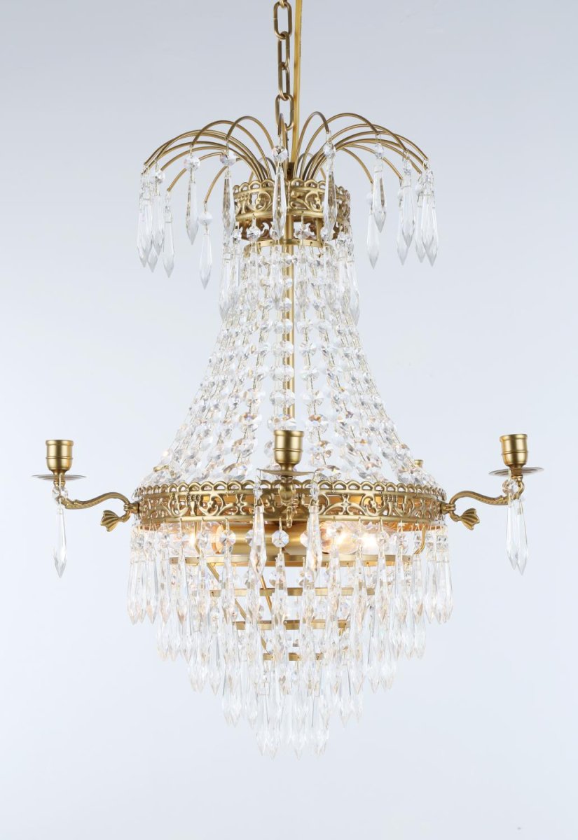 Empire Classic Ø50 krystal Fra Norrsken Design - De funklende krystaller, som hænger i smukke sløjfer, fanger og spreder lyset videre; en magisk måde, som skaber en varm og indbydende atmosfære i rummet.
