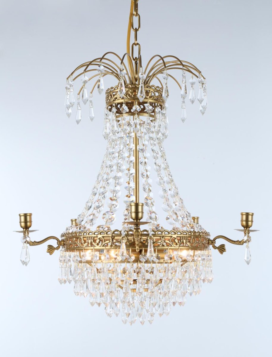 Empire Classic Ø50 krystal Fra Norrsken Design - Med sin smukke kombination af funklende krystaller og elegante messingdetaljer bliver den et tidl&oslash;st og sofistikeret omdrejningspunkt i ethvert rum, hvor den er placeret.