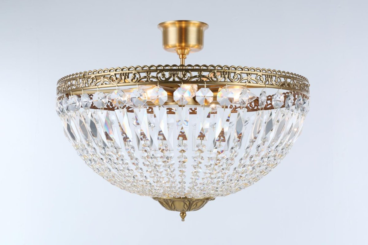 Classic Ø55 krystal Fra Norrsken Design - De funklende krystaller reflekterer lyset på en fortryllende måde og skaber en smuk glød i rummet.