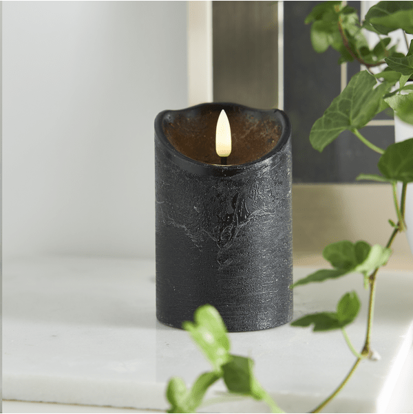 LED Bloklys Flamme Rustic Sort Fra Star Trading - Sort batterilys lavet af voks med rustik overflade i Flamme-serien.
