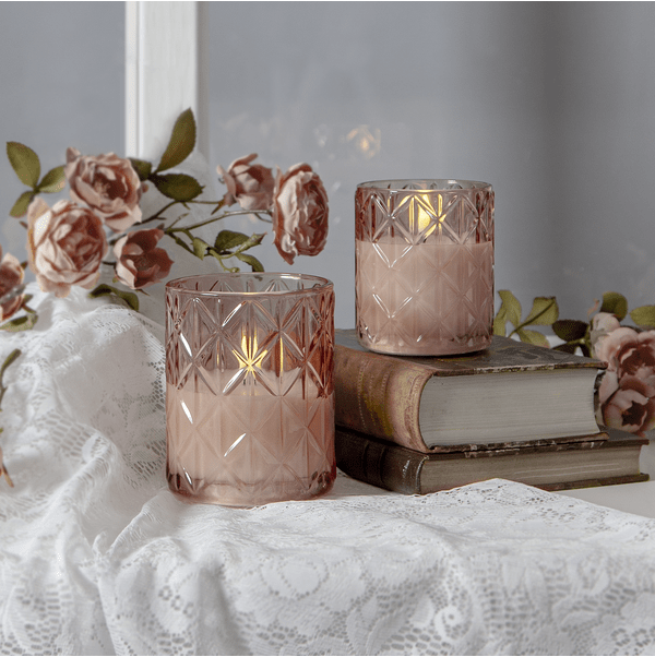 LED Lys Flamme Romb Lyserød Fra Star Trading - Den har en timerfunktion (6 timer t&aelig;ndt, 18 timer slukket), og n&aring;r kontakten er i timertilstand, skinner lyset i cirka 30 dage med en smuk, realistisk flamme i varmt hvidt lys.