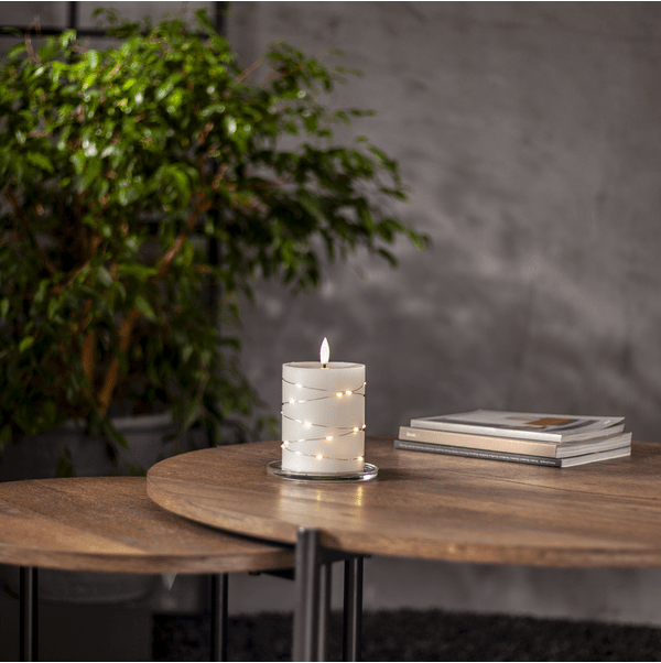 LED Bloklys Flamme Dew 13cm Hvid Fra Star Trading - Flamme Dew er et smukt batteridrevet lys lavet af hvid voks med en indpakket LED-strip omkring, der udsender en hyggelig, varm hvid gl&oslash;d.