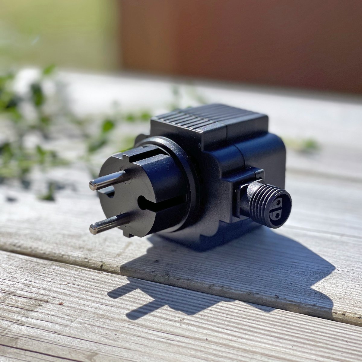 Transformer 21w Sort Fra Lightson - Transformatoren er en kompakt model, som du sætter direkte i din 230 volt stikkontakt.